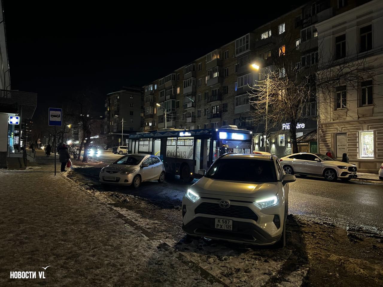 Новую автобусную остановку на улице Посьетской на Эгершельде, которую сделали специально для маршрута № 88, продолжают запарковывать Новую автобусную остановку на улице Посьетской на Эгершельде, которую сделали специально для маршрута № 88, продолжают запарковывать