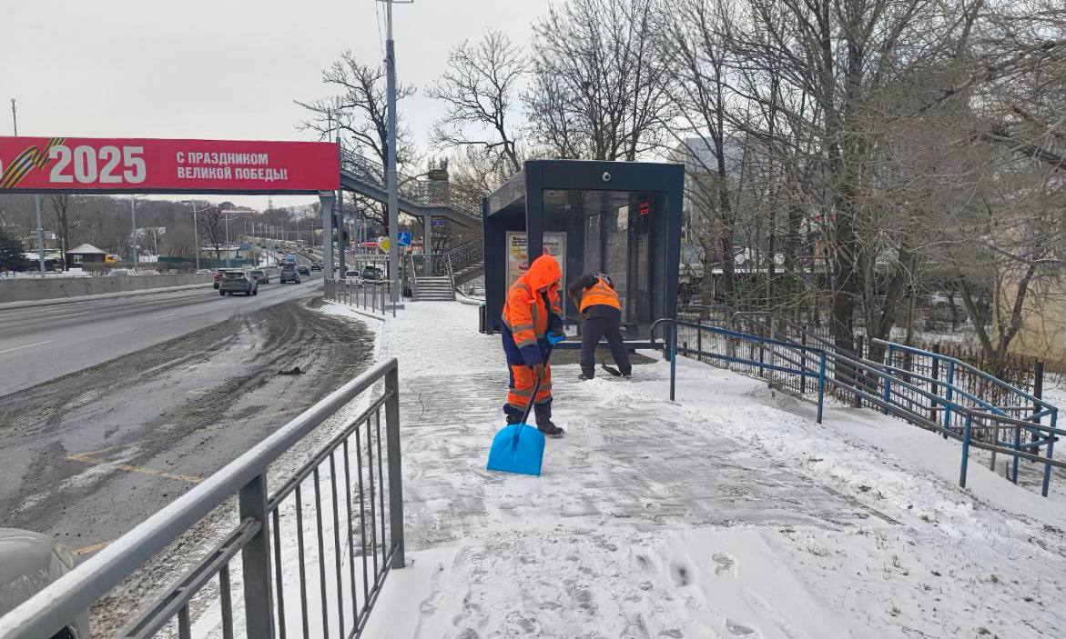 Вручную и с помощью спецтехники бригады «СГТ» расчищают тротуары и проезжую часть от снега Вручную и с помощью спецтехники бригады «СГТ» расчищают тротуары и проезжую часть от снега