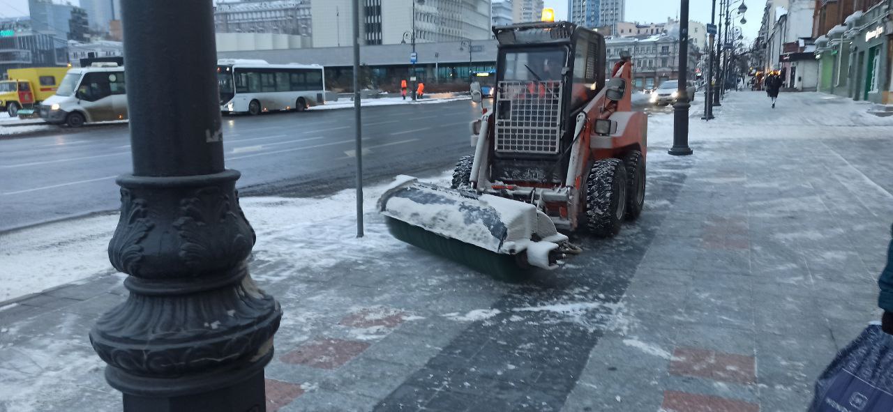 Константин Шестаков: Около 240 человек сегодня днём занимаются уборкой снега с тротуаров, лестниц, остановок общественного транспорта и переходов во Владивостоке Константин Шестаков: Около 240 человек сегодня днём занимаются уборкой снега с тротуаров, лестниц, остановок общественного транспорта и переходов во Владивостоке