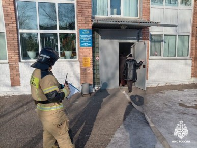 #БудниМЧС. В Арсеньеве огнеборцы МЧС России защитили спортивную школу от условного пожара В Арсеньеве в ходе пожарно-тактических занятий сотрудники МЧС России потушили условное возгорание в здании спортивной школы