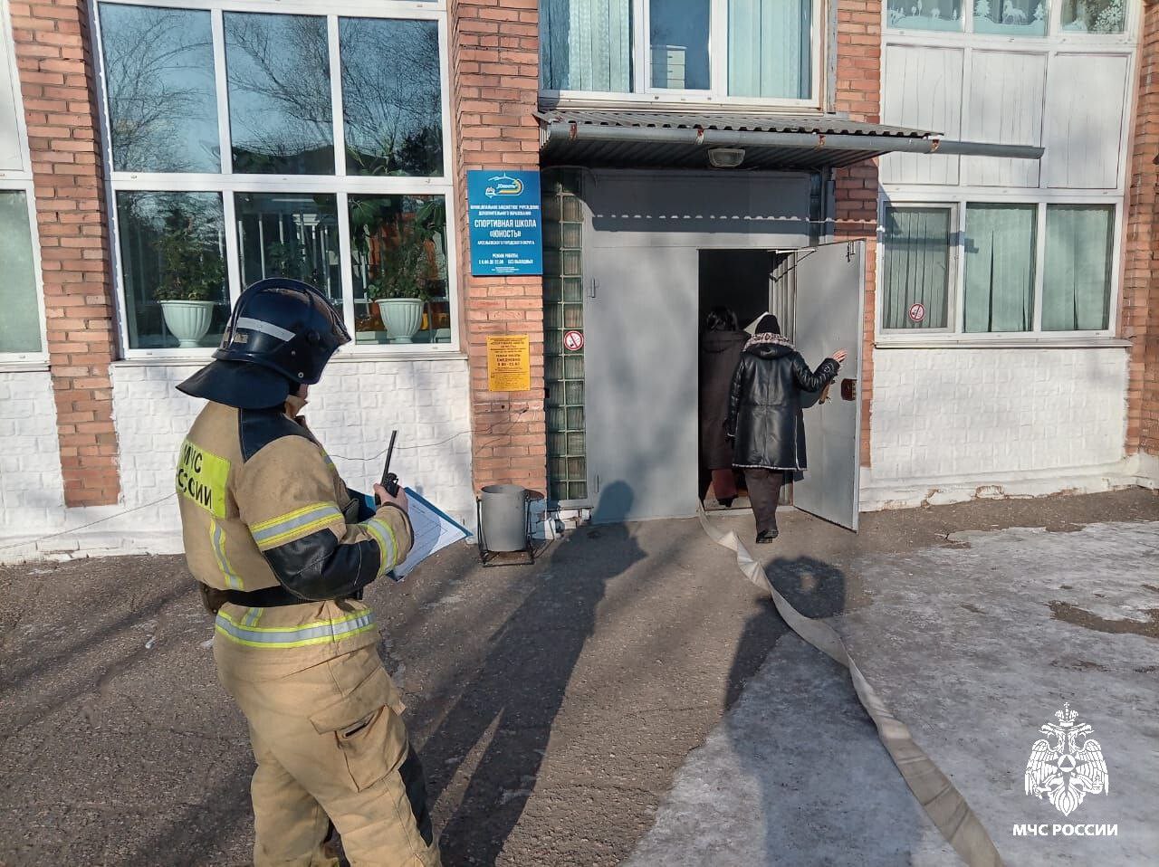 #БудниМЧС. В Арсеньеве огнеборцы МЧС России защитили спортивную школу от условного пожара В Арсеньеве в ходе пожарно-тактических занятий сотрудники МЧС России потушили условное возгорание в здании спортивной школы