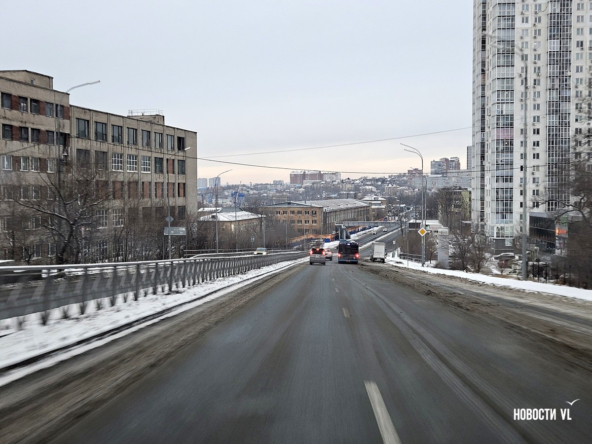 Ночной снег не вызвал затруднений на дорогах Владивостока Ночной снег не вызвал затруднений на дорогах Владивостока