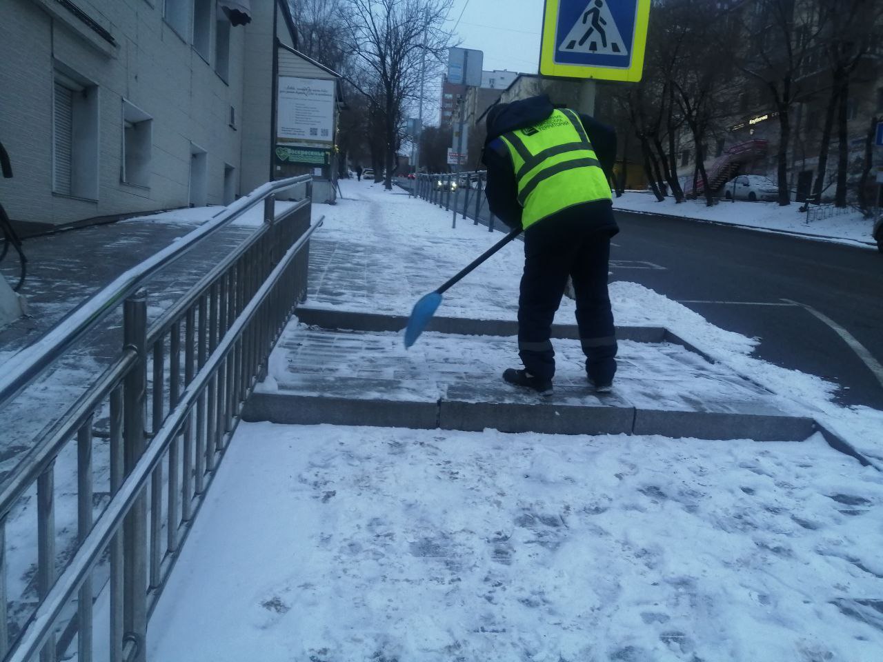 Константин Шестаков: Около 240 человек сегодня днём занимаются уборкой снега с тротуаров, лестниц, остановок общественного транспорта и переходов во Владивостоке Константин Шестаков: Около 240 человек сегодня днём занимаются уборкой снега с тротуаров, лестниц, остановок общественного транспорта и переходов во Владивостоке