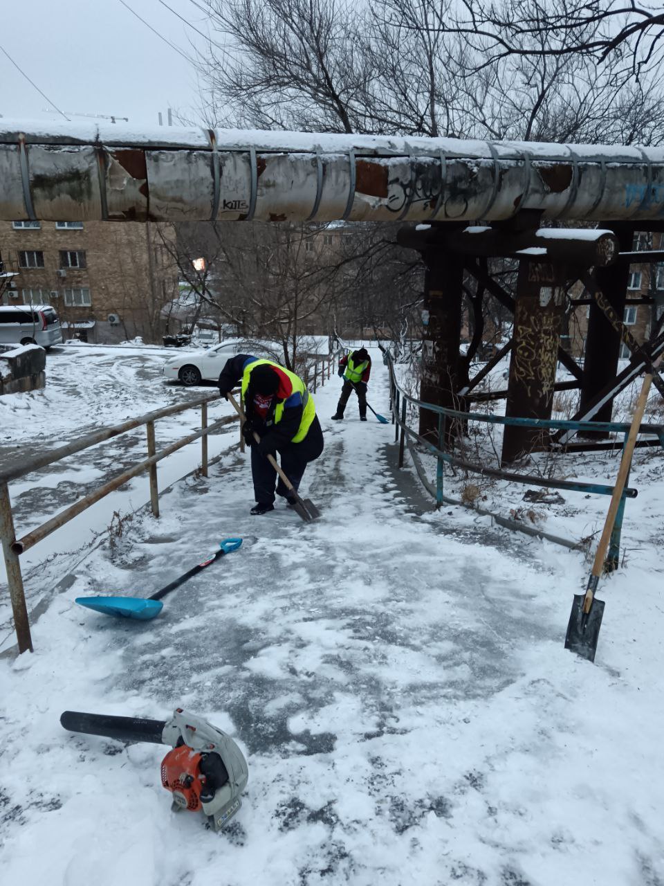 С раннего утра мы приступили к ликвидации последствий непогоды С раннего утра мы приступили к ликвидации последствий непогоды
