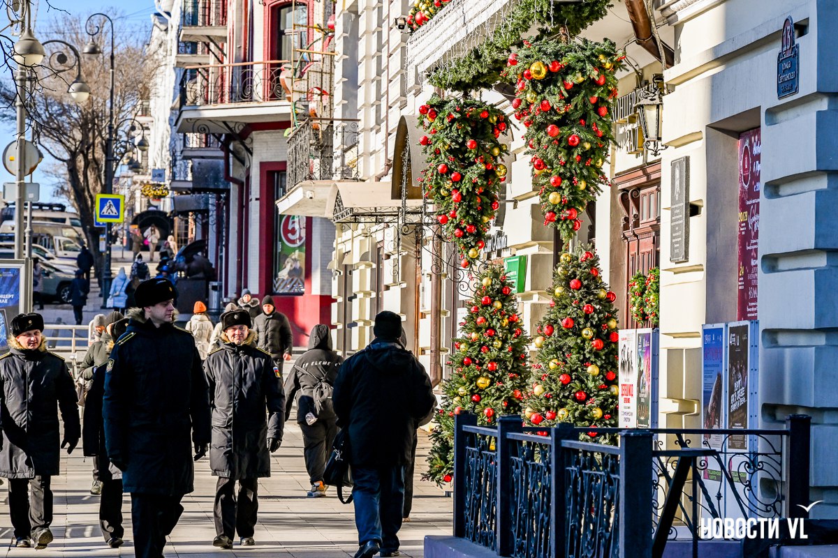 Огни, ёлки, телевизор «Рубин»: центр Владивостока украшают к Новому году Огни, ёлки, телевизор «Рубин»: центр Владивостока украшают к Новому году