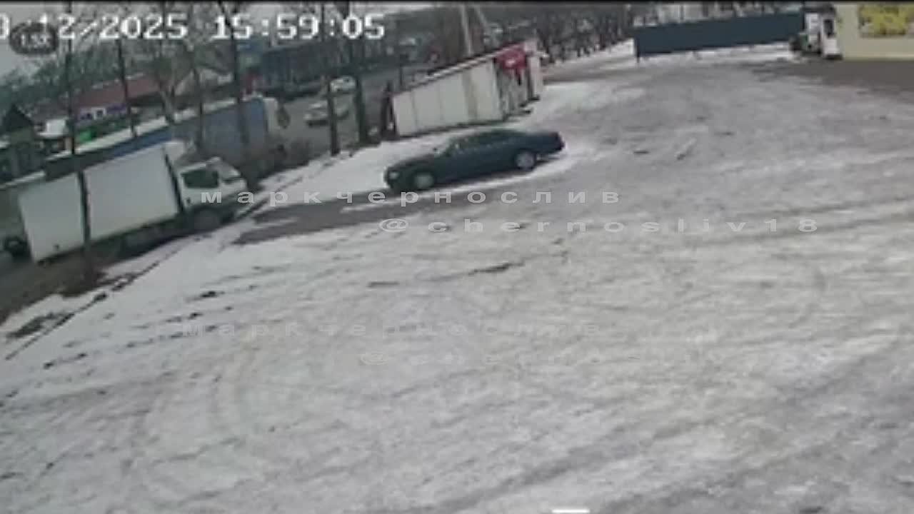 Авария с дрифтером и грузовиком попала в объектив камеры наблюдения в Уссурийске