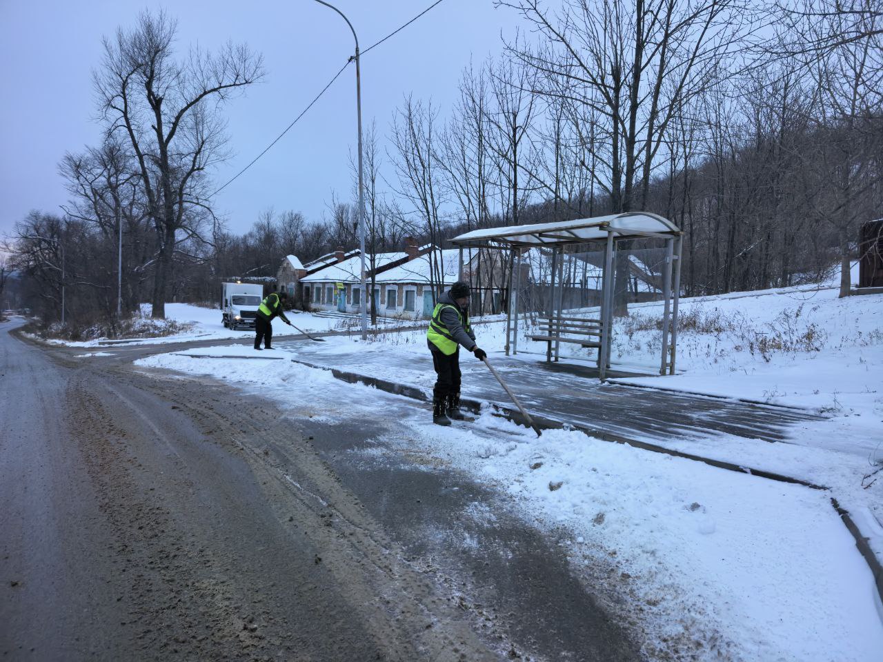Константин Шестаков: Около 240 человек сегодня днём занимаются уборкой снега с тротуаров, лестниц, остановок общественного транспорта и переходов во Владивостоке Константин Шестаков: Около 240 человек сегодня днём занимаются уборкой снега с тротуаров, лестниц, остановок общественного транспорта и переходов во Владивостоке