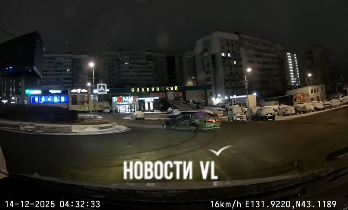 Кстати, о дрифтерах. Сегодня ночью двое таких товарищей были замечены на проспекте Красоты во Владивостоке