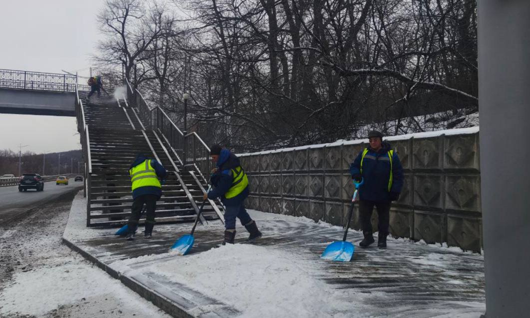 Вручную и с помощью спецтехники бригады «СГТ» расчищают тротуары и проезжую часть от снега Вручную и с помощью спецтехники бригады «СГТ» расчищают тротуары и проезжую часть от снега