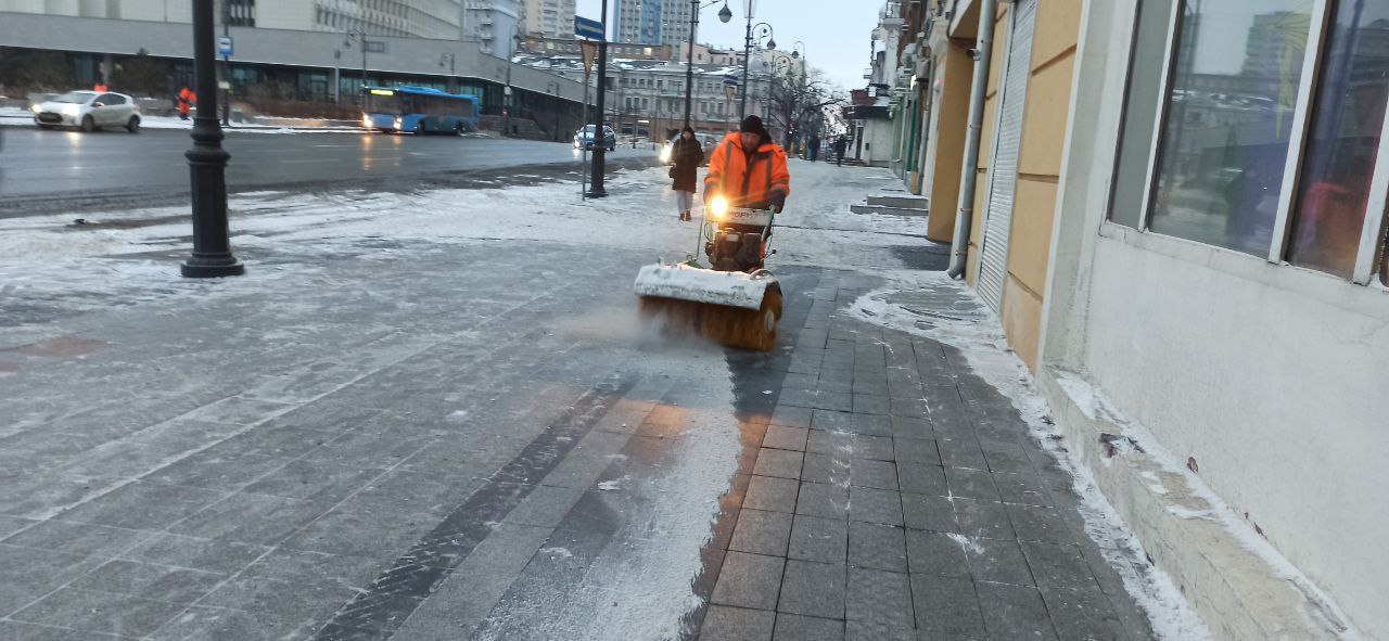 Константин Шестаков: Около 240 человек сегодня днём занимаются уборкой снега с тротуаров, лестниц, остановок общественного транспорта и переходов во Владивостоке Константин Шестаков: Около 240 человек сегодня днём занимаются уборкой снега с тротуаров, лестниц, остановок общественного транспорта и переходов во Владивостоке