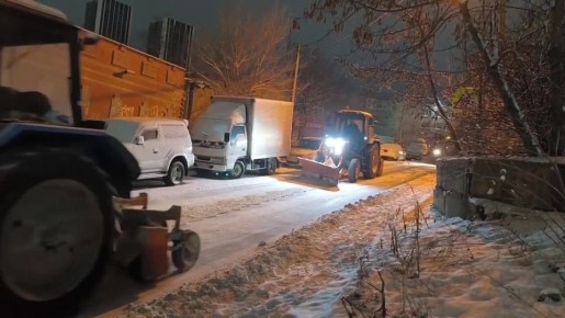 Городская служба в круглосуточном режиме расчищает дороги Владивостока