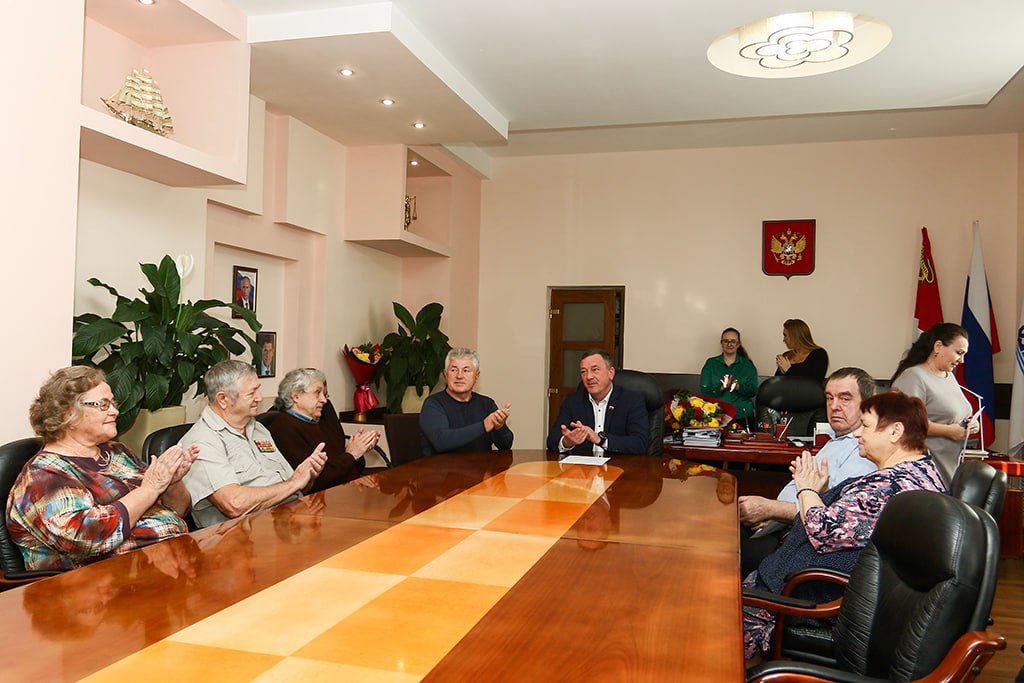 Золотые пары Находки: юбиляры семейной жизни получили заслуженные награды Золотые пары Находки: юбиляры семейной жизни получили заслуженные награды