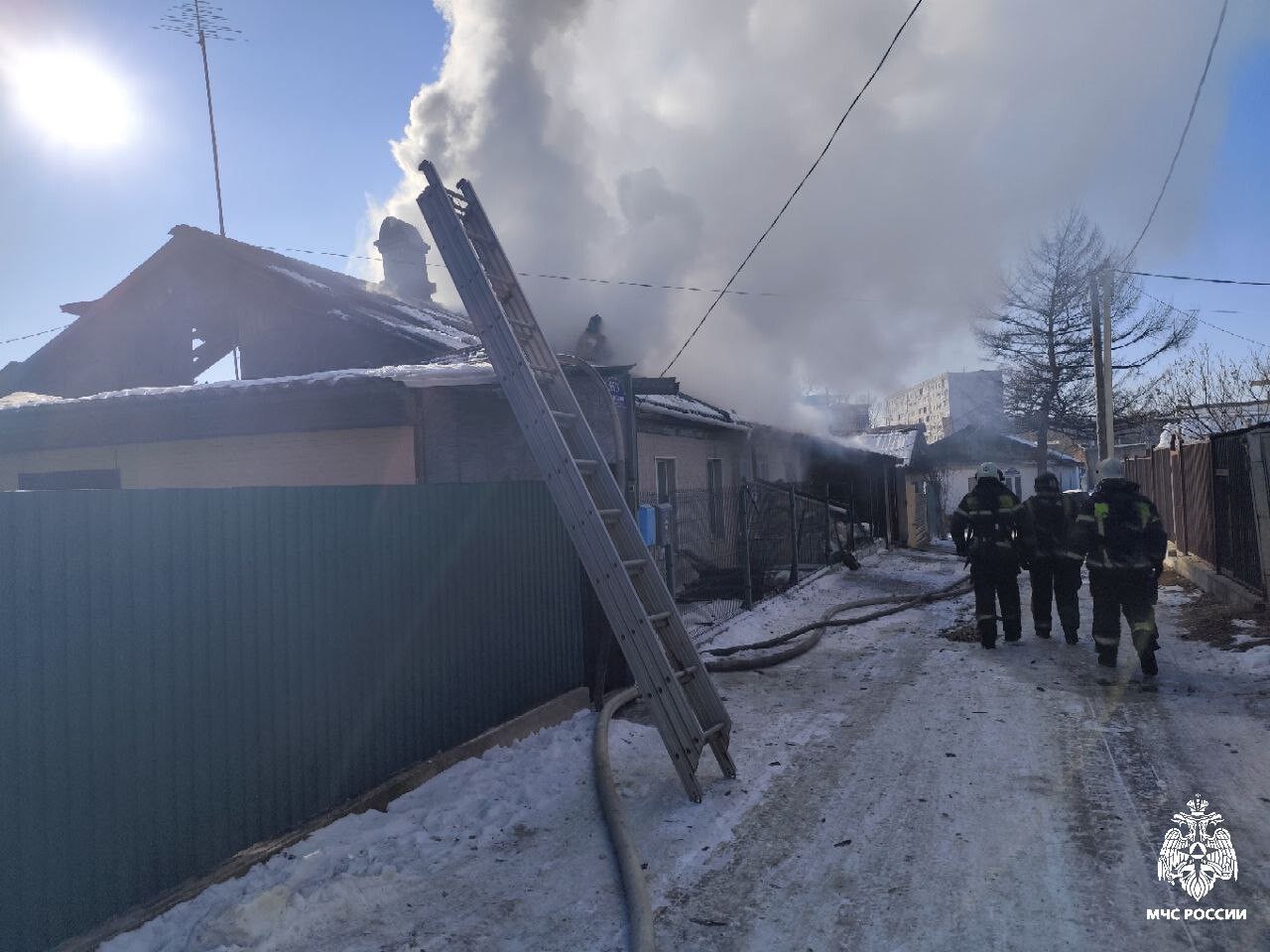 Огнеборцы МЧС России ликвидируют возгорание частного дома в Уссурийске