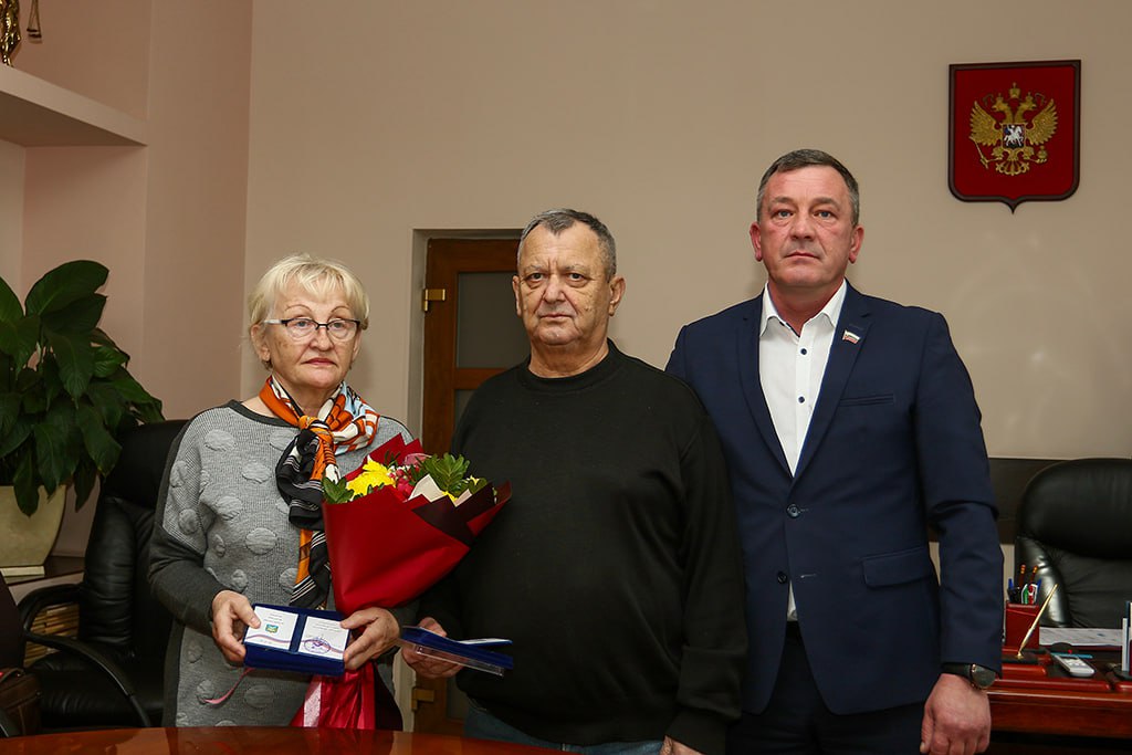 Золотые пары Находки: юбиляры семейной жизни получили заслуженные награды Золотые пары Находки: юбиляры семейной жизни получили заслуженные награды