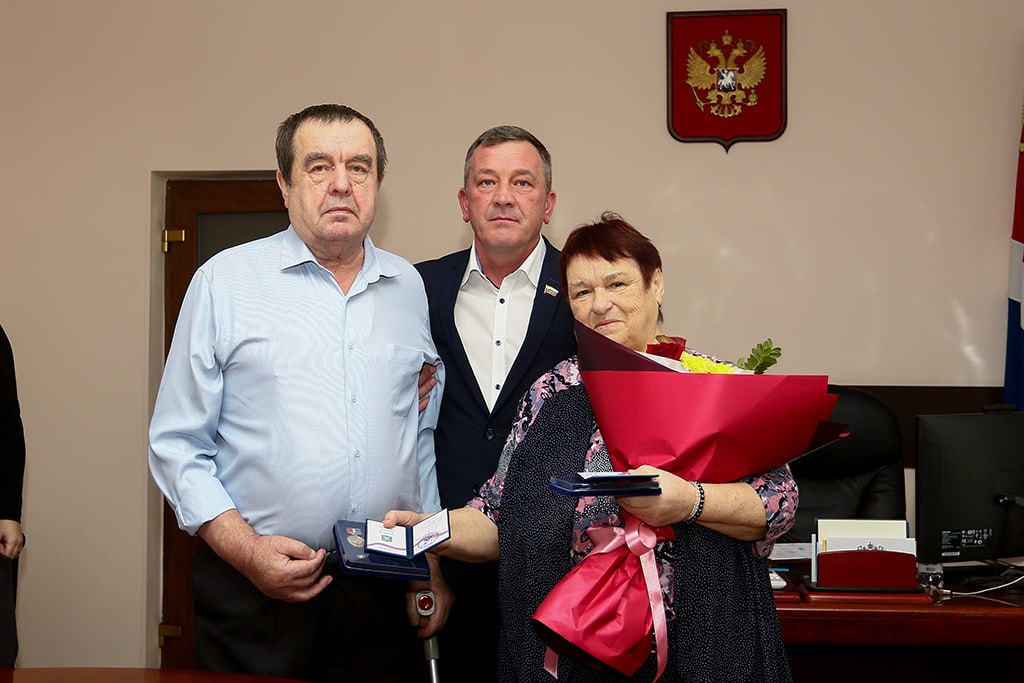 Золотые пары Находки: юбиляры семейной жизни получили заслуженные награды Золотые пары Находки: юбиляры семейной жизни получили заслуженные награды