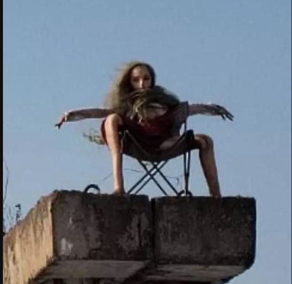 "Русалка" сидит на реке Смеринка в районе Горбатого моста "Русалка" сидит на реке Смеринка в районе Горбатого моста