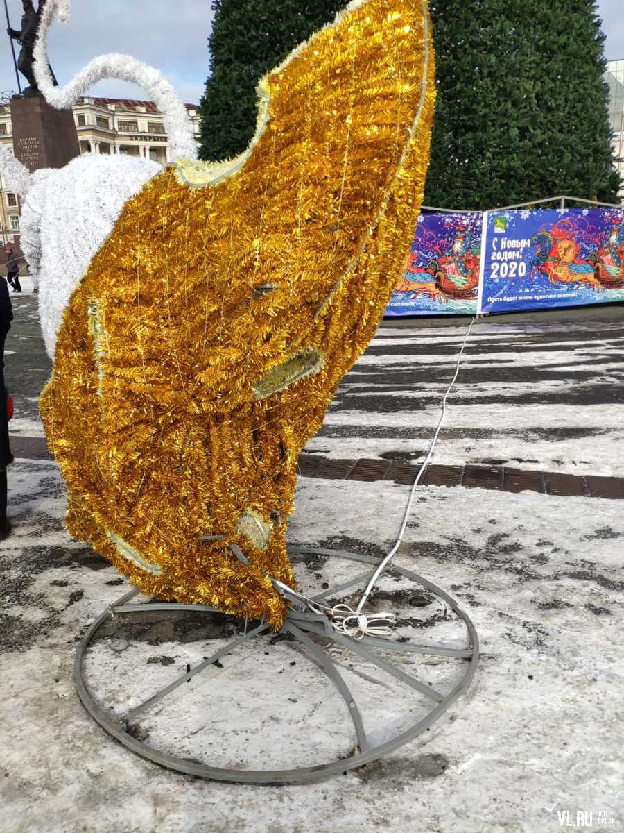 Помните многострадальную светодиодную мышку, которую на центральной площади сначала сбили, а потом и вовсе подожгли? Помните многострадальную светодиодную мышку, которую на центральной площади сначала сбили, а потом и вовсе подожгли?