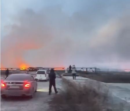 В районе аэропорта Владивостока в эти минуты полыхает мощный пожар