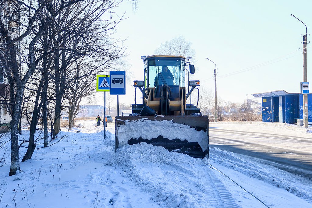 Продолжаются работы по уборке снега и обработке дорог Находки Продолжаются работы по уборке снега и обработке дорог Находки