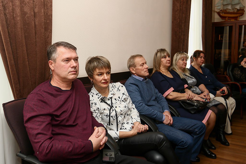 Золотые пары Находки: юбиляры семейной жизни получили заслуженные награды Золотые пары Находки: юбиляры семейной жизни получили заслуженные награды