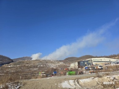 Во Владивостоке снова загорелся мусорный полигон на Холмистой, но приём отходов продолжается