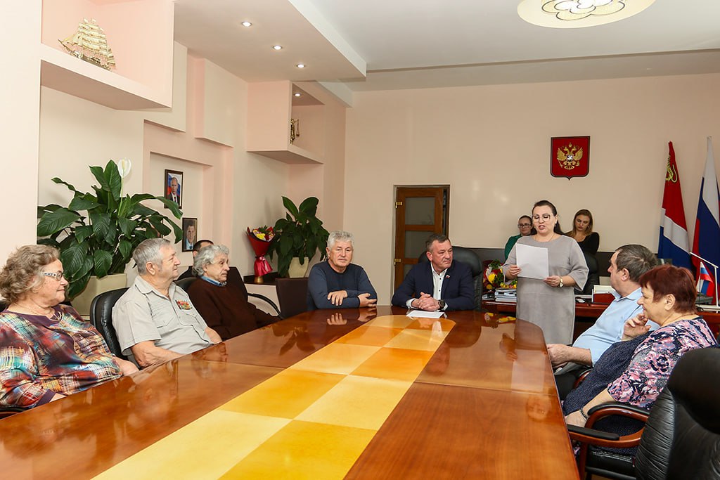 Золотые пары Находки: юбиляры семейной жизни получили заслуженные награды Золотые пары Находки: юбиляры семейной жизни получили заслуженные награды