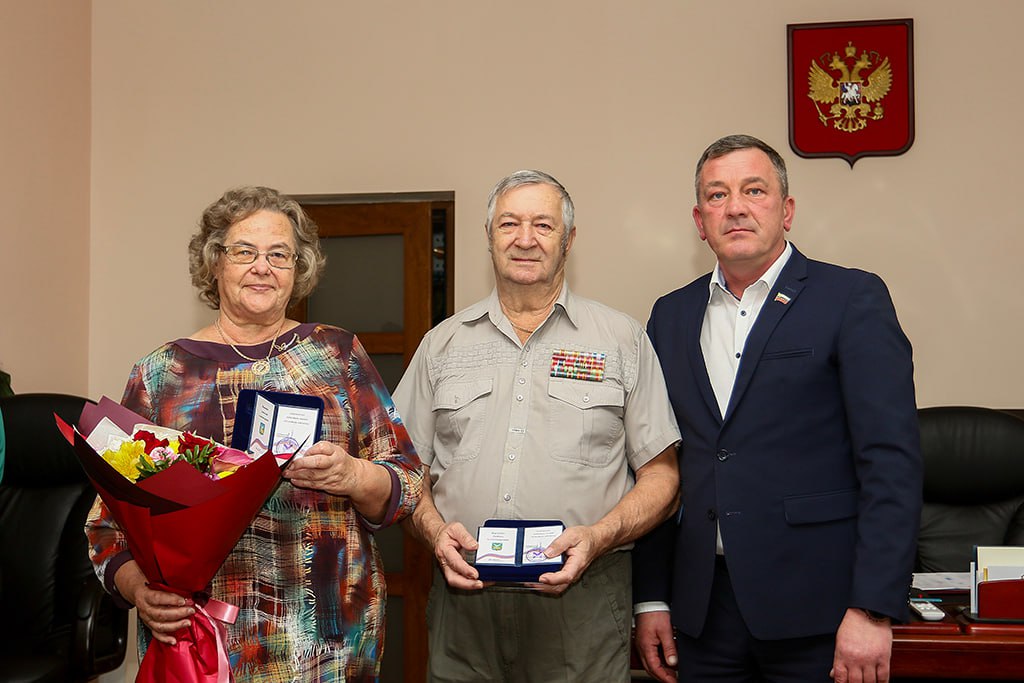 Золотые пары Находки: юбиляры семейной жизни получили заслуженные награды Золотые пары Находки: юбиляры семейной жизни получили заслуженные награды