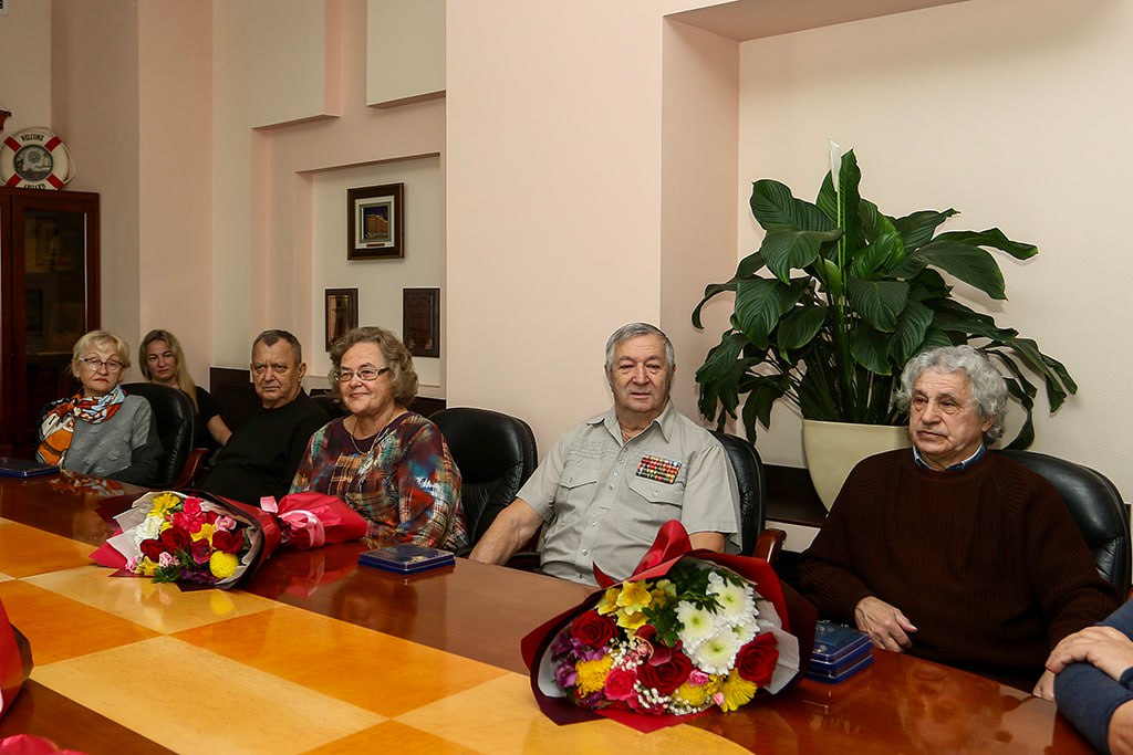 Золотые пары Находки: юбиляры семейной жизни получили заслуженные награды Золотые пары Находки: юбиляры семейной жизни получили заслуженные награды