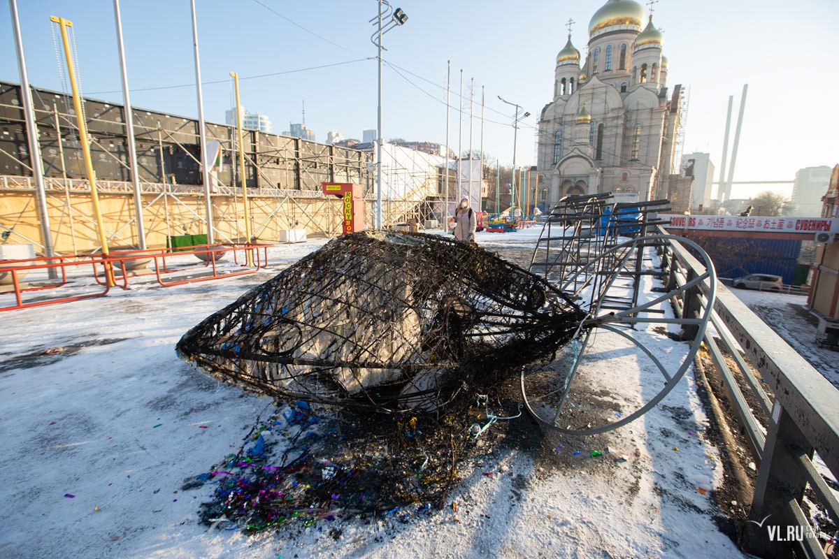 Помните многострадальную светодиодную мышку, которую на центральной площади сначала сбили, а потом и вовсе подожгли? Помните многострадальную светодиодную мышку, которую на центральной площади сначала сбили, а потом и вовсе подожгли?