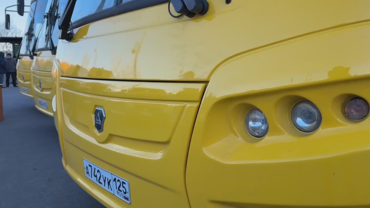 Губернатор Приморья Олег Кожемяко вручил главам муниципалитетов ключи и документы на 40 автобусов отечественных марок