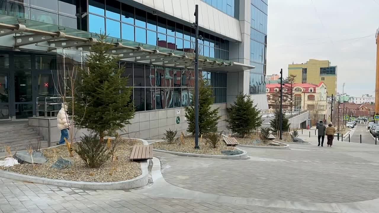 На улице Мордовцева во Владивостоке в этом году появилась современная и комфортная прогулочная зона