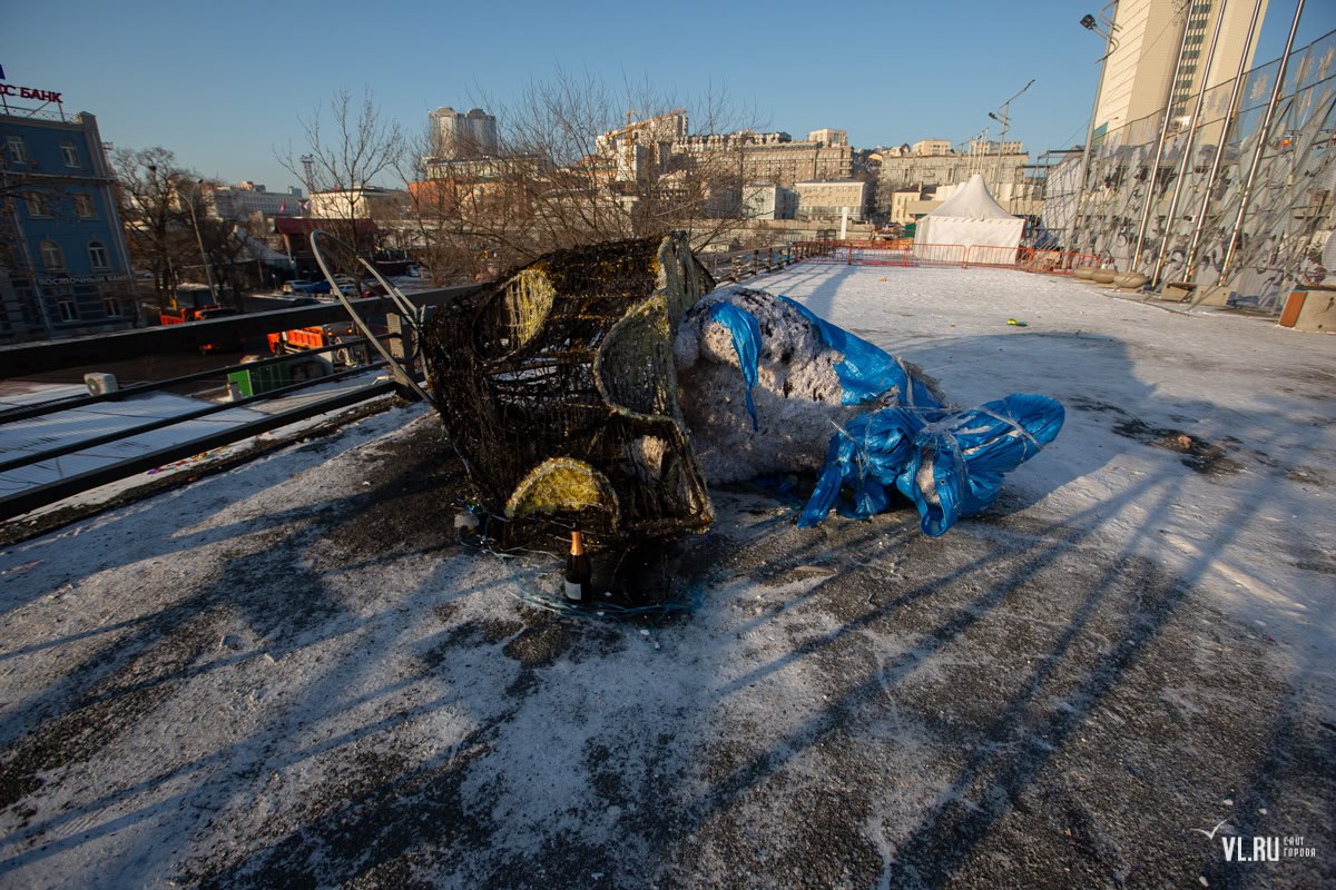 Помните многострадальную светодиодную мышку, которую на центральной площади сначала сбили, а потом и вовсе подожгли? Помните многострадальную светодиодную мышку, которую на центральной площади сначала сбили, а потом и вовсе подожгли?