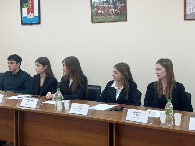 Депутат #ЗСПК Юлия Пак встретилась с молодыми парламентариями в Черниговке