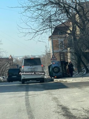 В районе Гайдамака на тротуар опрокинулся автомобиль