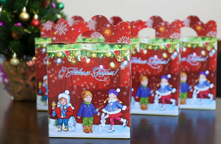 В период с 22 декабря по 30 декабря родители детей, которые не являются учениками или воспитанниками муниципальных образовательных учреждений Владивостока, могут получить сладкие новогодние подарки от губернатора