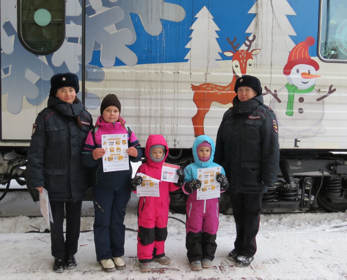 Сотрудники Уфимского ЛУ МВД России на транспорте обеспечили охрану общественного порядка во время прибытия в Уфу и Стерлитамак Поезда Деда Мороза Сотрудники Уфимского ЛУ МВД России на транспорте обеспечили охрану общественного порядка во время прибытия в Уфу и Стерлитамак Поезда Деда Мороза
