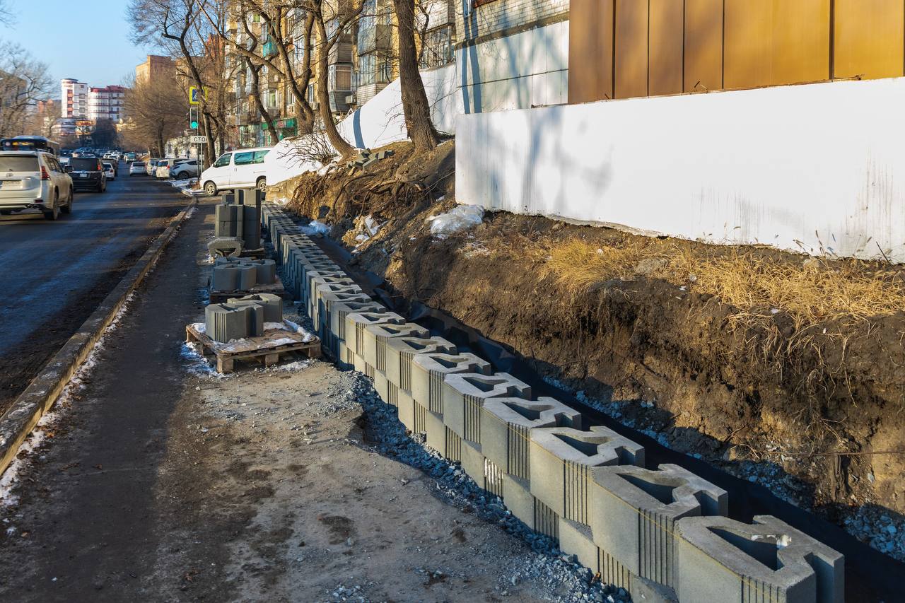 Дорожники Владивостока укрепляют откос на улице Верхнепортовой Дорожники Владивостока укрепляют откос на улице Верхнепортовой