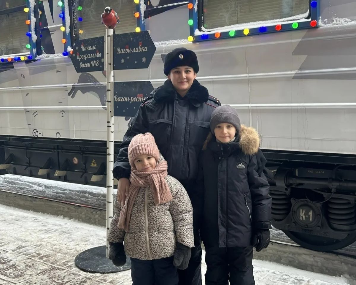 Сотрудники Уфимского ЛУ МВД России на транспорте обеспечили охрану общественного порядка во время прибытия в Уфу и Стерлитамак Поезда Деда Мороза Сотрудники Уфимского ЛУ МВД России на транспорте обеспечили охрану общественного порядка во время прибытия в Уфу и Стерлитамак Поезда Деда Мороза