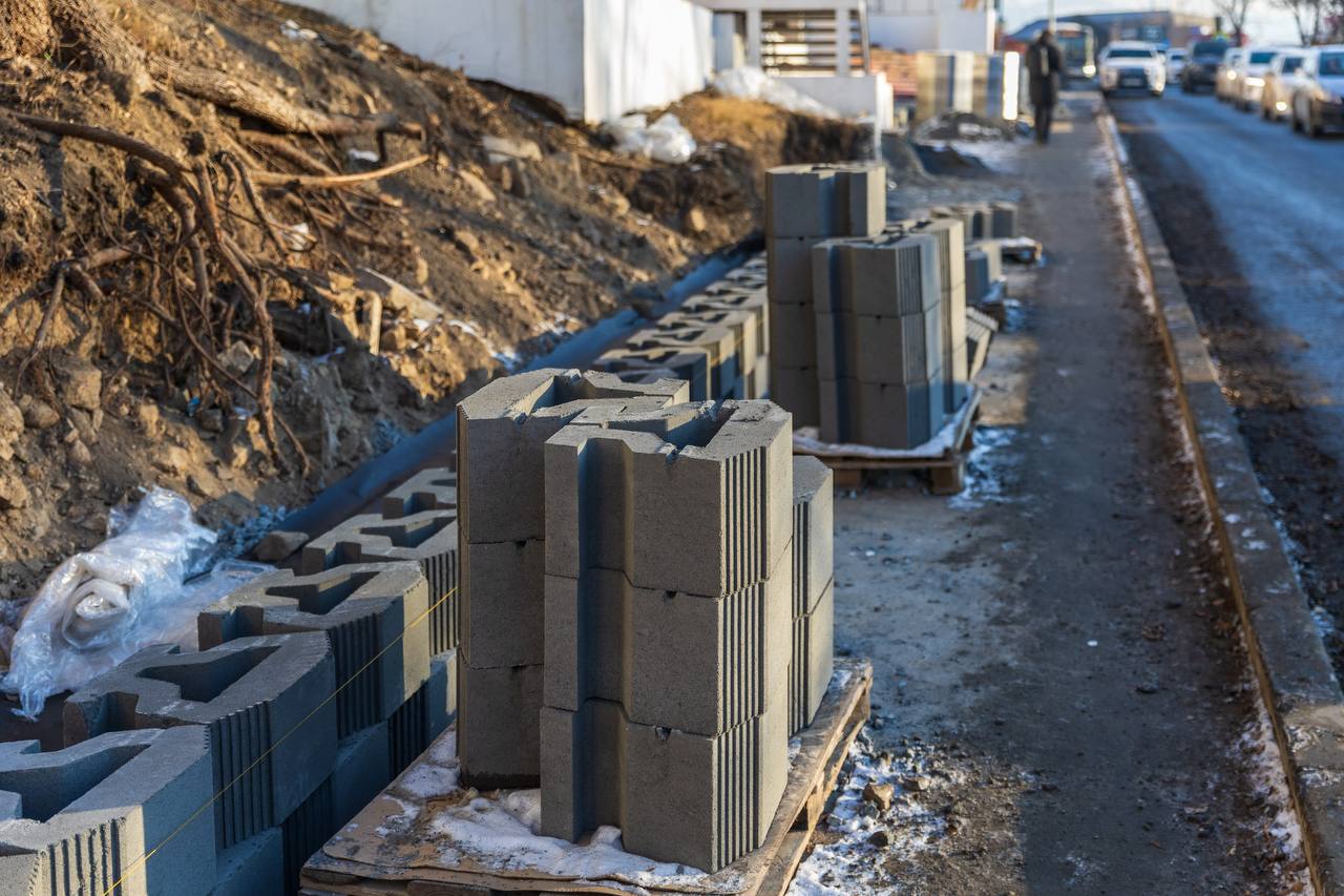 Дорожники Владивостока укрепляют откос на улице Верхнепортовой Дорожники Владивостока укрепляют откос на улице Верхнепортовой