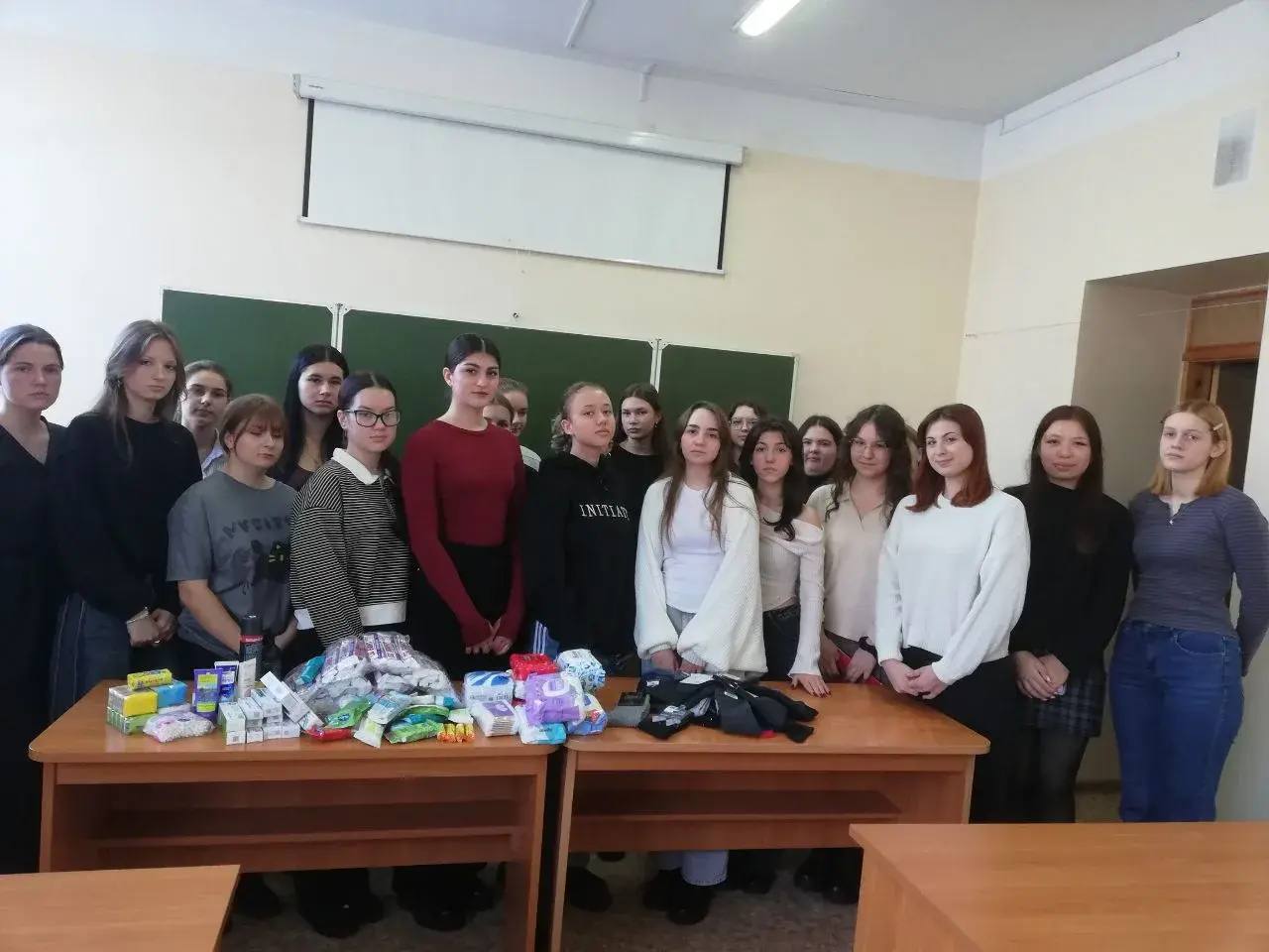 Наши студенты-педагоги 1-2 курсов вместе с наставниками Натальей Владимировной Репш и Александром Степановичем Колядой организовали сбор гуманитарной помощи для защитников на передовой