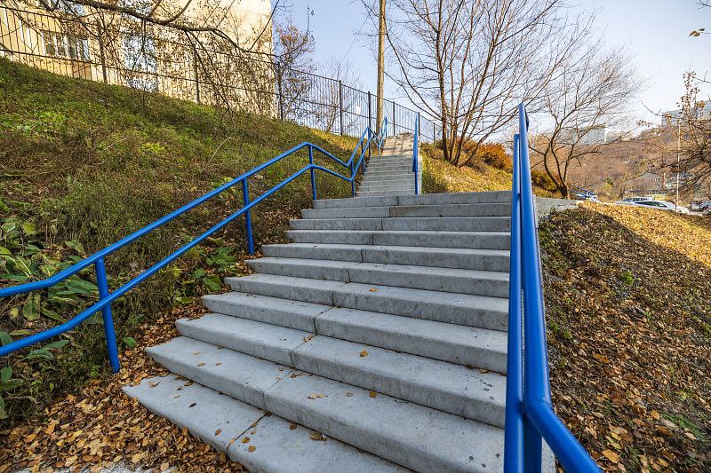 Во Владивостоке в этом году построили и отремонтировали 104 лестницы