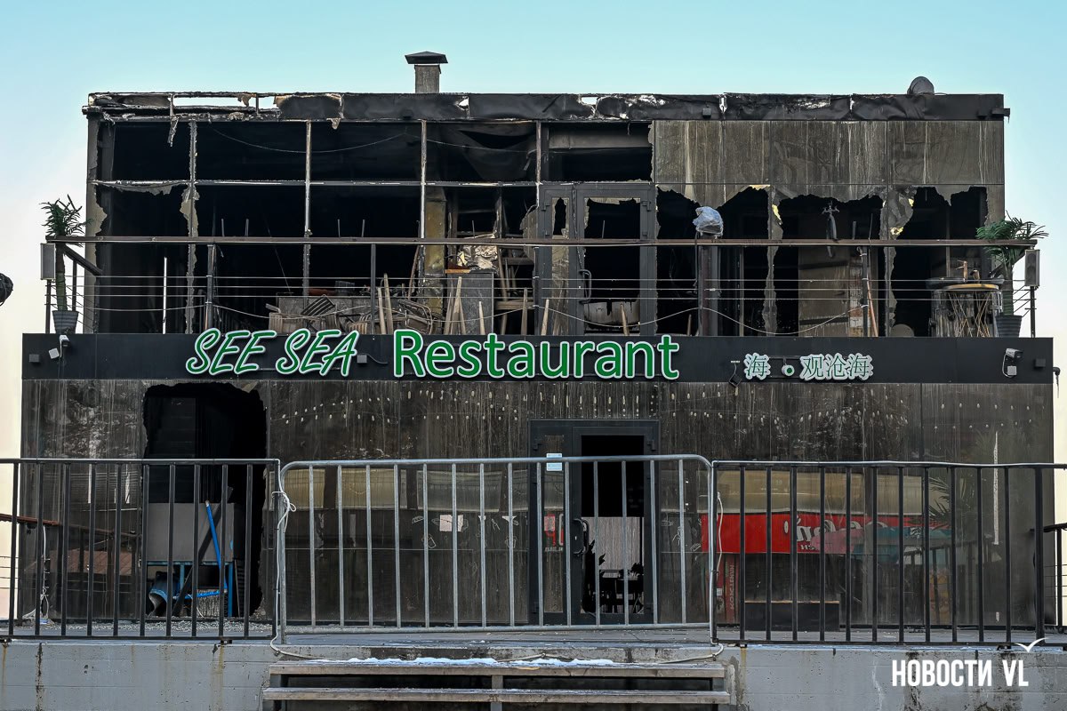 Ресторан на барже в центре Владивостока сгорел ночью, никто не пострадал Ресторан на барже в центре Владивостока сгорел ночью, никто не пострадал