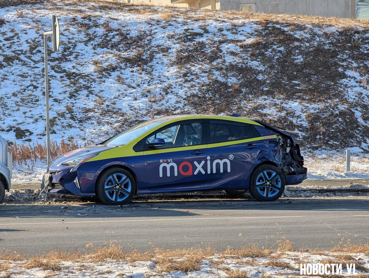На Русском острове возле центрального входа в кампус ДВФУ произошло ДТП На Русском острове возле центрального входа в кампус ДВФУ произошло ДТП