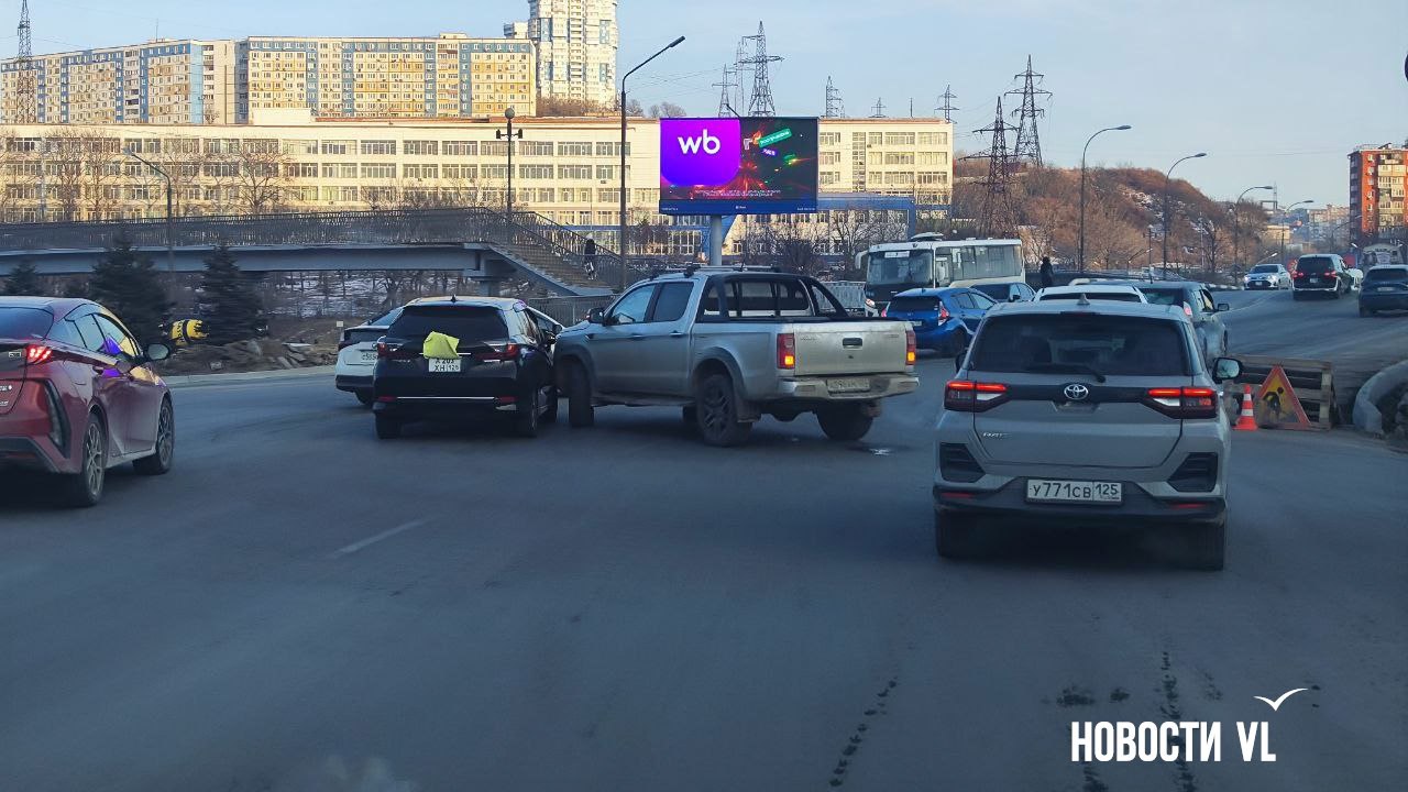 Из-за ДТП на Баляевском мосту парализовало движение на Котельникова Из-за ДТП на Баляевском мосту парализовало движение на Котельникова