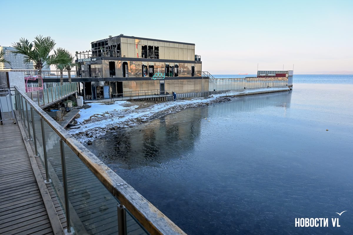 Ресторан на барже в центре Владивостока сгорел ночью, никто не пострадал Ресторан на барже в центре Владивостока сгорел ночью, никто не пострадал