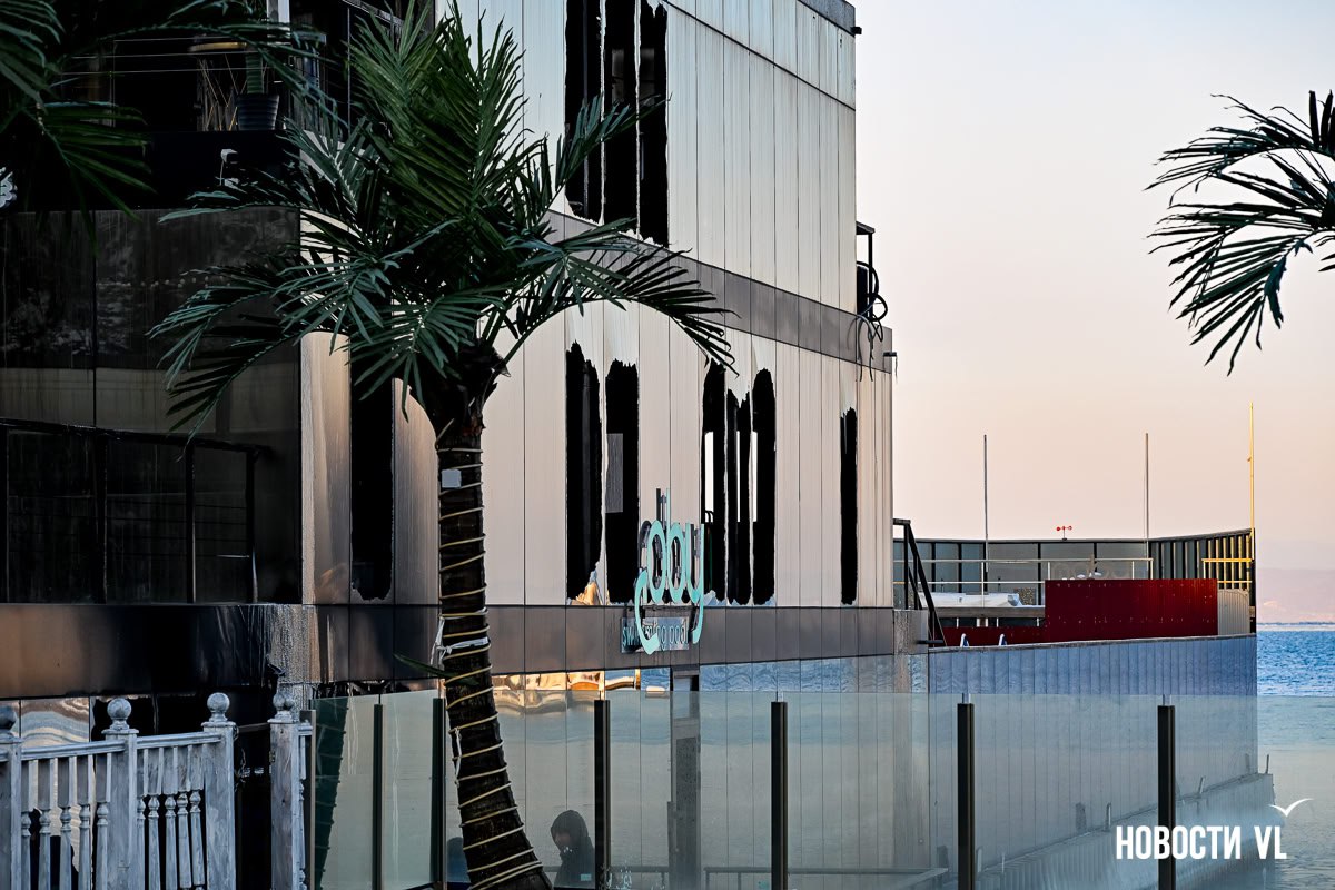 Ресторан на барже в центре Владивостока сгорел ночью, никто не пострадал Ресторан на барже в центре Владивостока сгорел ночью, никто не пострадал