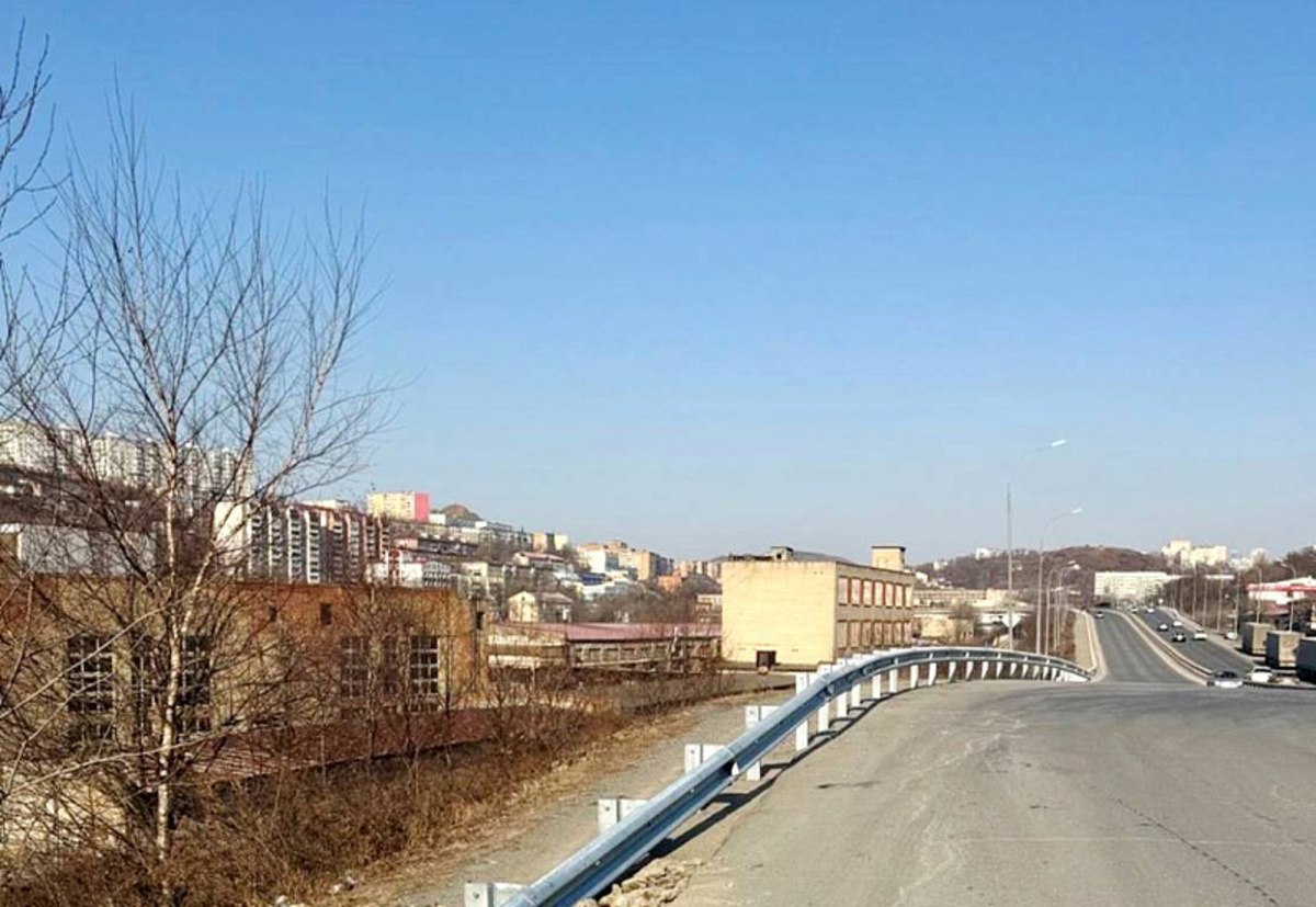 На трассе от «Восточной верфи» до съезда на остров Русский установили почти 1,4 километра лееров На трассе от «Восточной верфи» до съезда на остров Русский установили почти 1,4 километра лееров