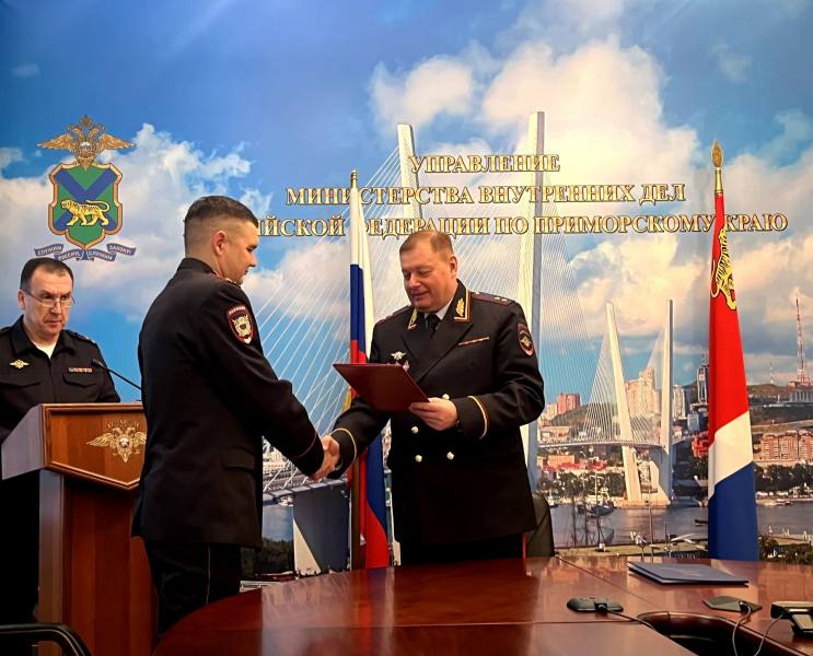 Глава УМВД по Приморью Александр Табакаев поздравил сотрудников подразделений собственной безопасности с профессиональным праздником Глава УМВД по Приморью Александр Табакаев поздравил сотрудников подразделений собственной безопасности с профессиональным праздником
