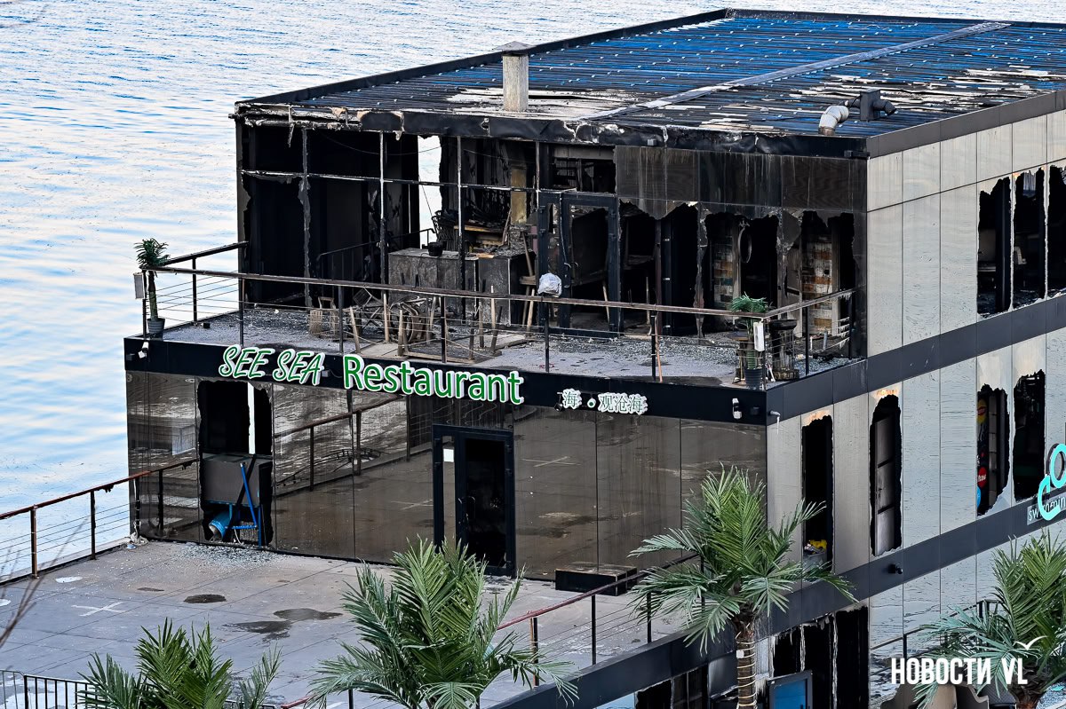 Ресторан на барже в центре Владивостока сгорел ночью, никто не пострадал Ресторан на барже в центре Владивостока сгорел ночью, никто не пострадал