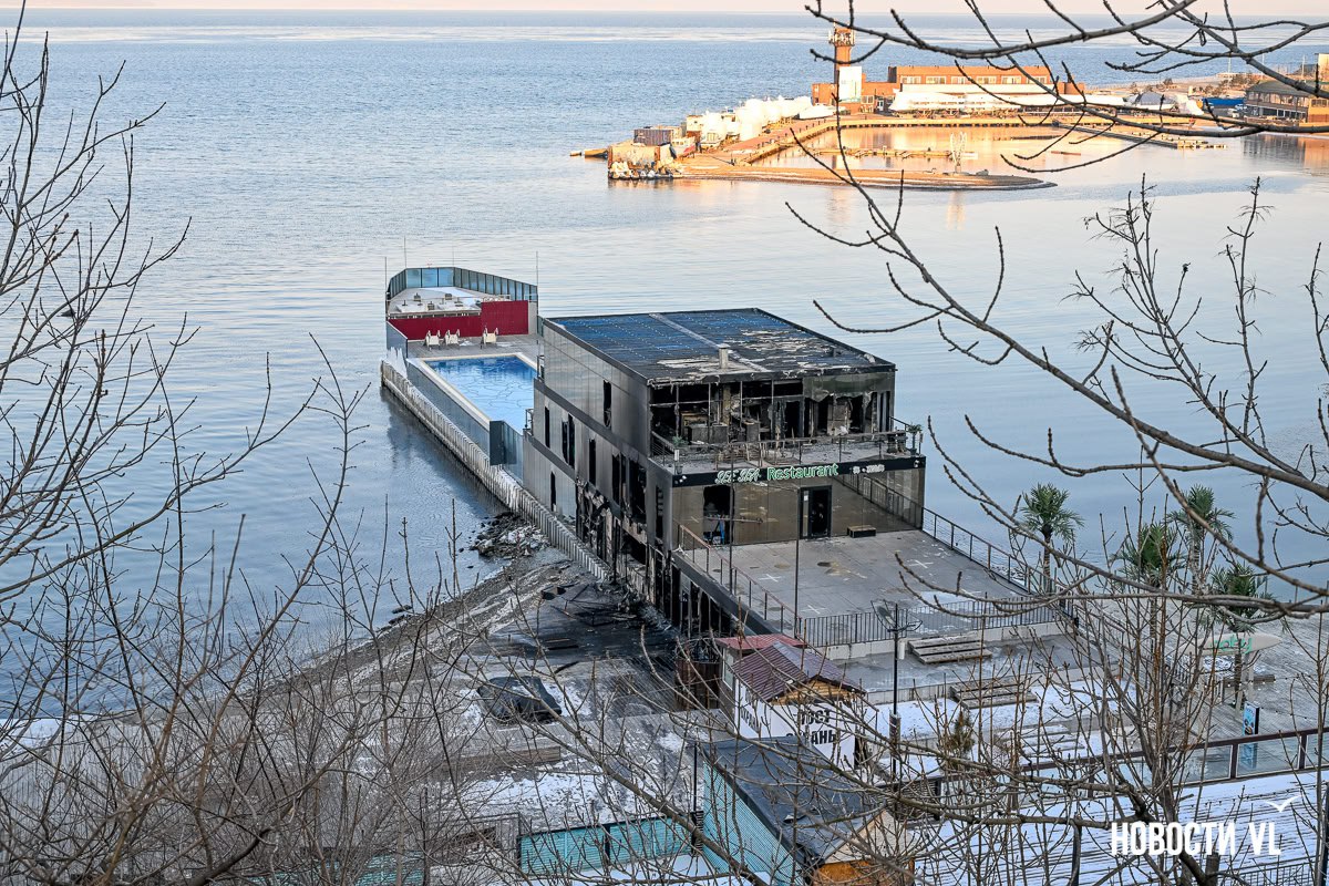 Ресторан на барже в центре Владивостока сгорел ночью, никто не пострадал